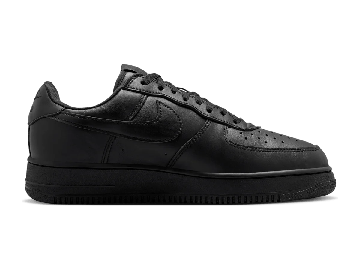 Nike Air Force 1 '01 Black, medial side, all-black leather